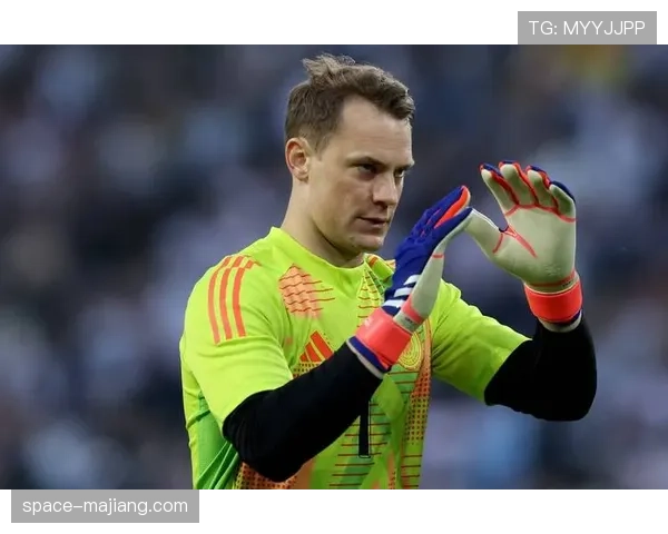 特写镜头:诺伊尔扑出点球后,指挥拜仁防线重新组织站位。